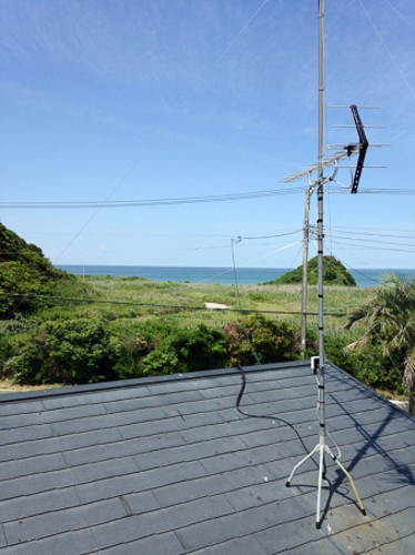 屋根上に設置したUHFアンテナ