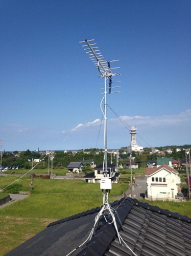 屋根上に設置したUHFアンテナ