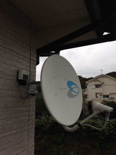 外壁に取り付けたBS/CSアンテナ