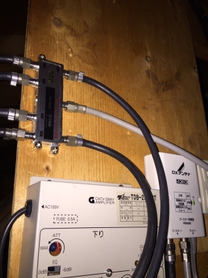 屋内に配備された分配器とブースター