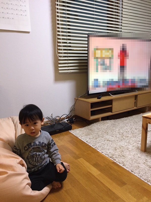 リビングの床に座っている少年