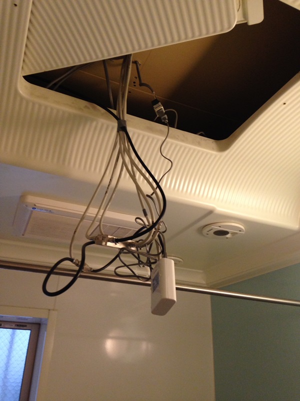 天井裏に配線した分配器とブースターの電源部