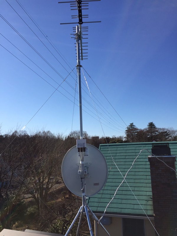 屋根上に設置したUHFアンテナとBS/CSアンテナ