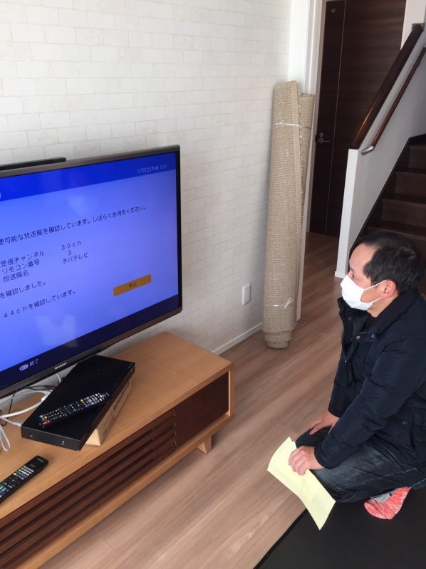 テレビを見る男性