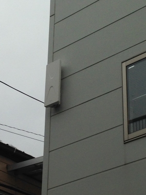 外壁に取り付けたデザインアンテナ