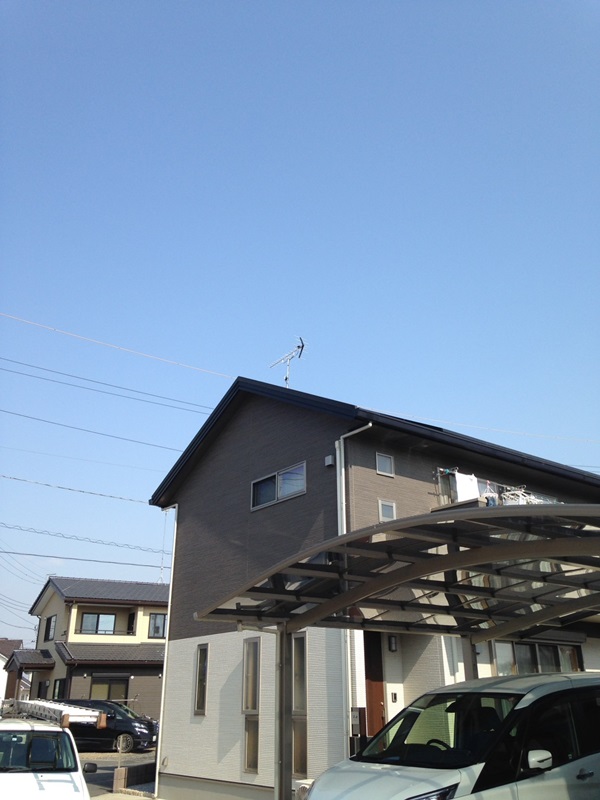 屋根上に設置したUHFアンテナ