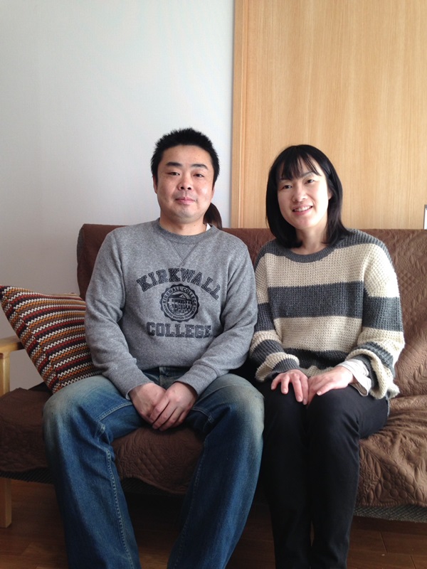 ソファーに腰かけた夫婦