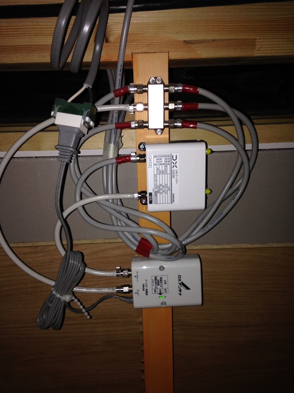 屋根裏に設置した分配器とブースターの本体および電源部