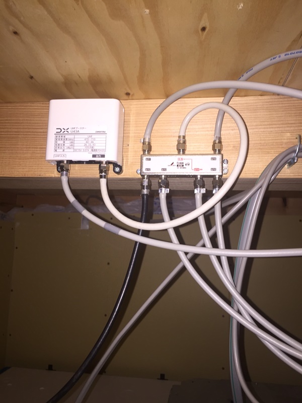 屋根裏の分配器とブースターの本体