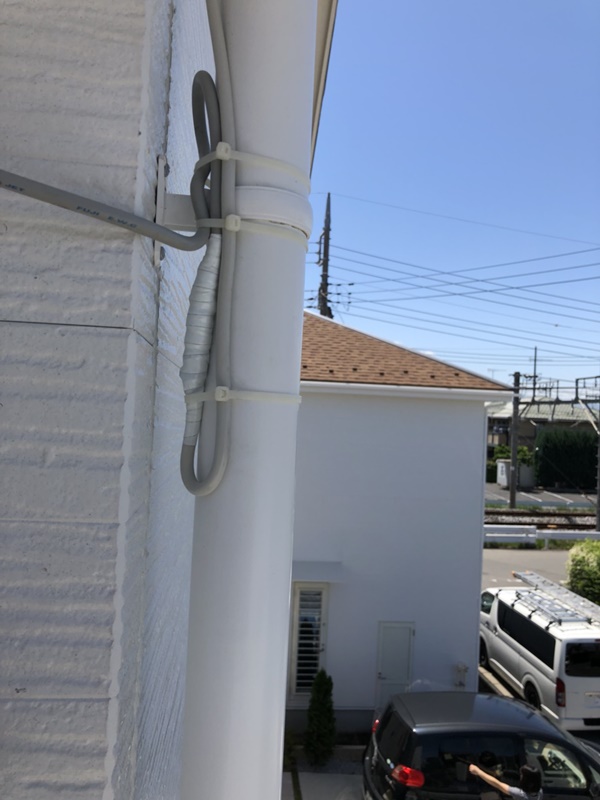 雨樋に配線した同軸ケーブル