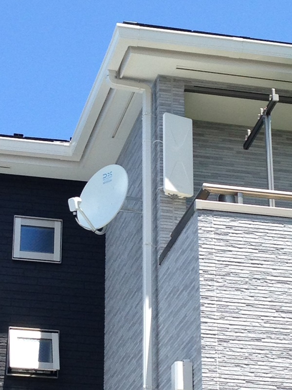 外壁に取り付けたデザインアンテナとBS/CSアンテナ