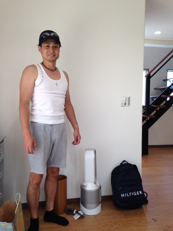 室内で夏の装いで撮影に応じる男性