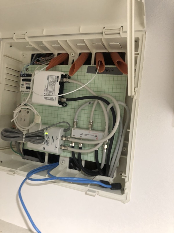 マルチメディアボックス内の機器類