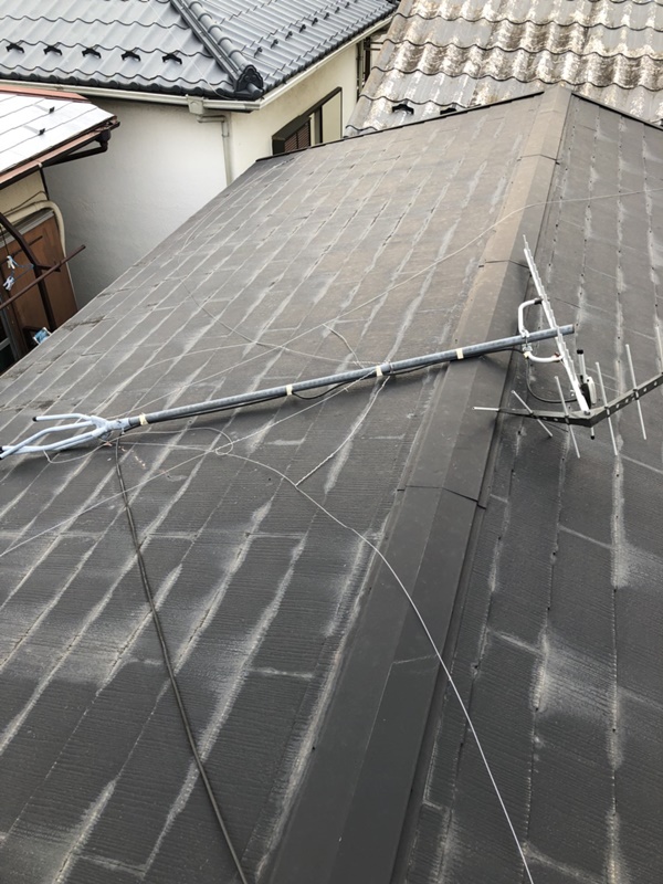 三角屋根の上で地デジの八木式アンテナが倒れていました。台風による強風で、アンテナを支えている支線も外れてしまったようです。