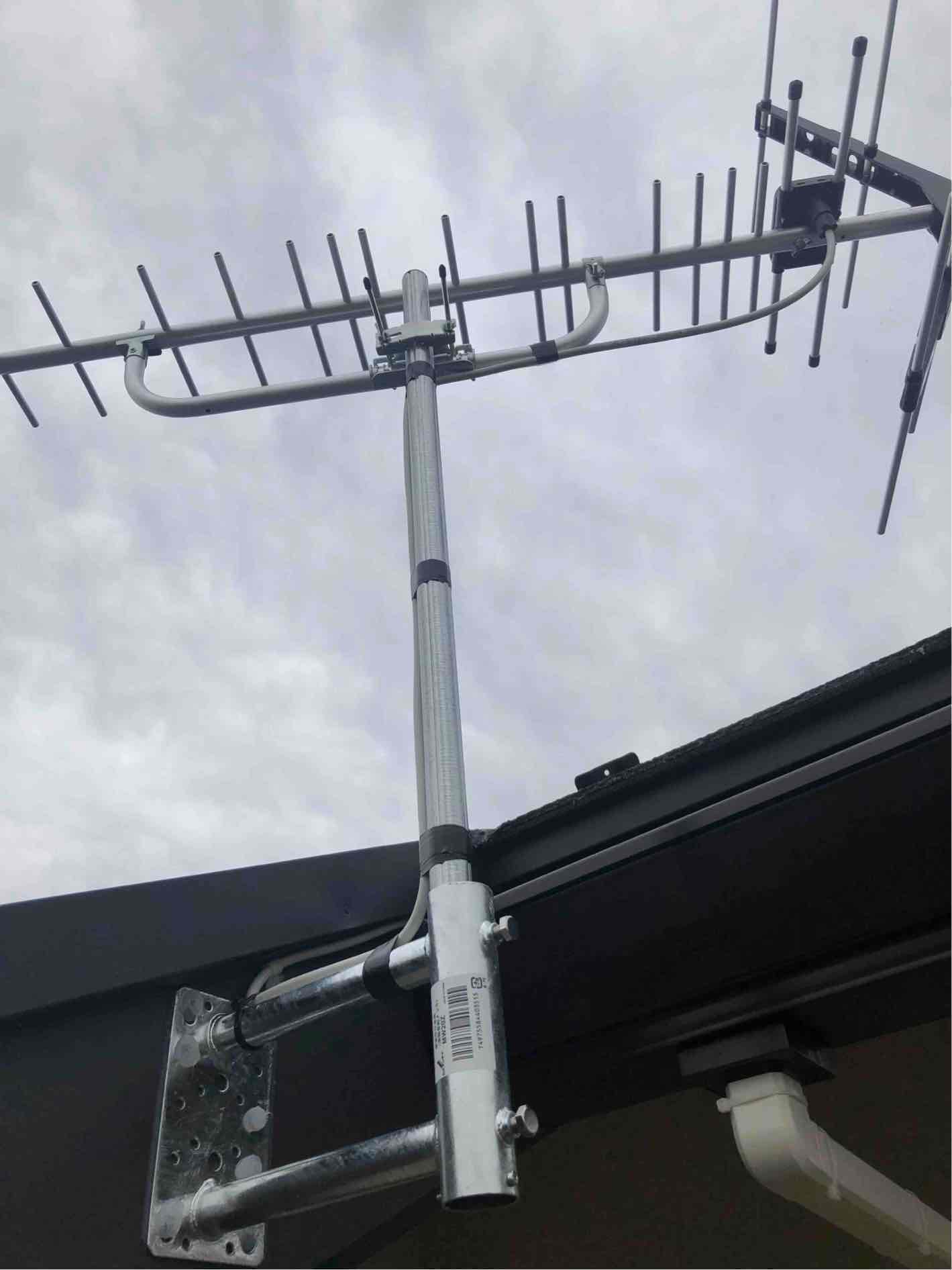 破風板に取り付けたUHFアンテナ