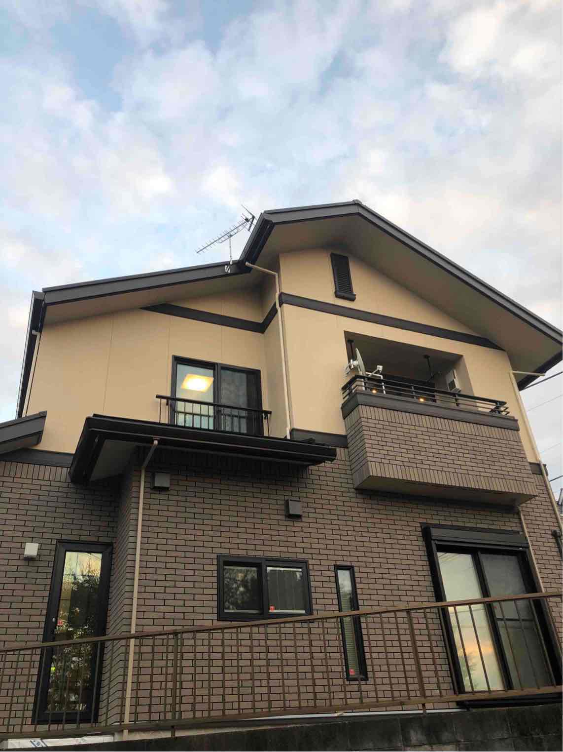 UHFアンテナとBS/CSアンテナを設置した戸建住宅