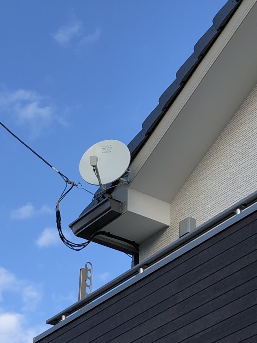 破風板に設置したBSアンテナ