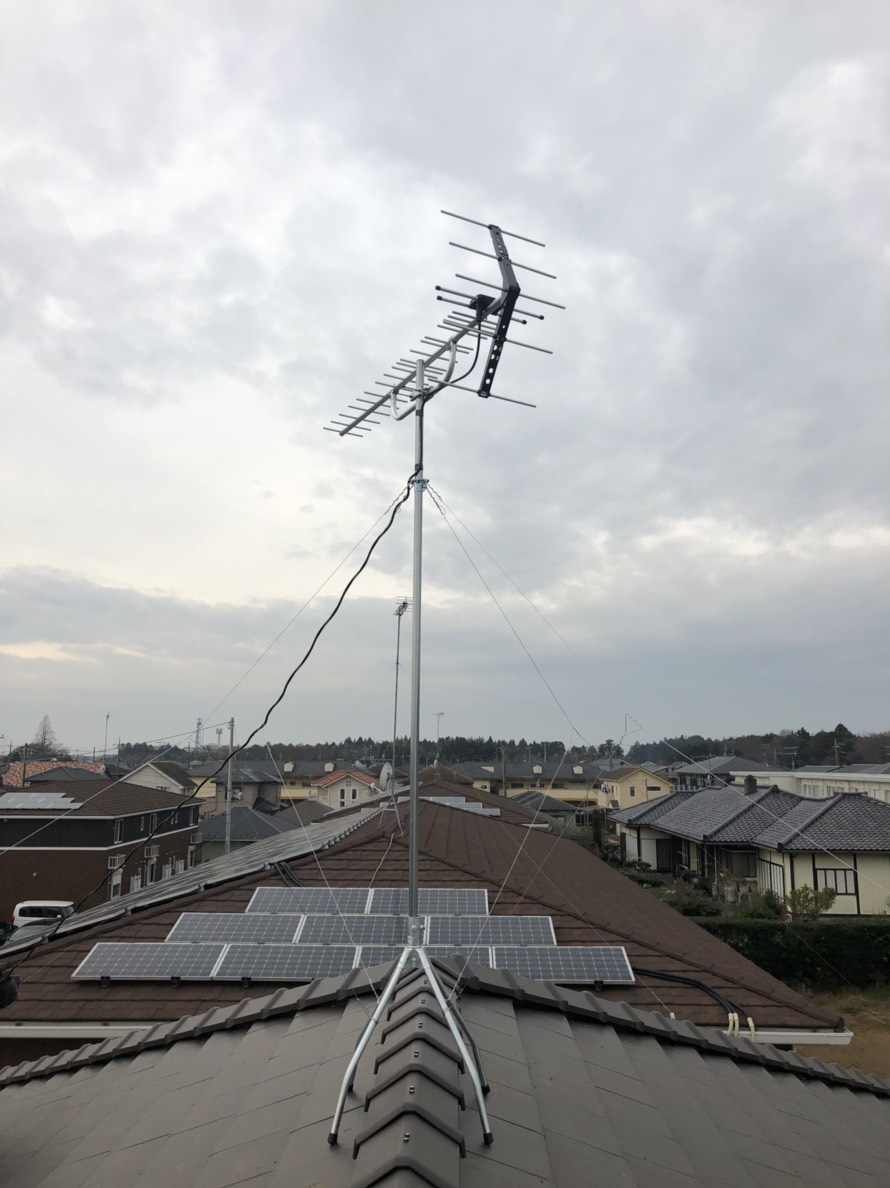 屋根上に設置したUHFアンテナ