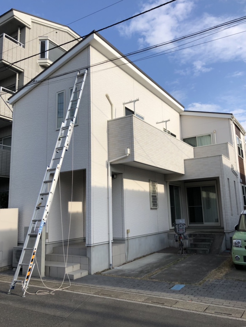 梯子を立てかけた戸建住宅