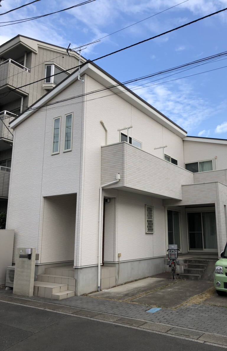 UHFアンテナを外壁に取り付けた戸建住宅