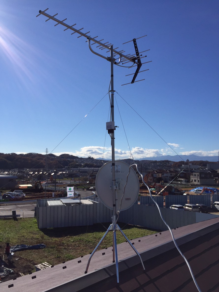 屋根上設置したUHFアンテナとBS/CSアンテナ