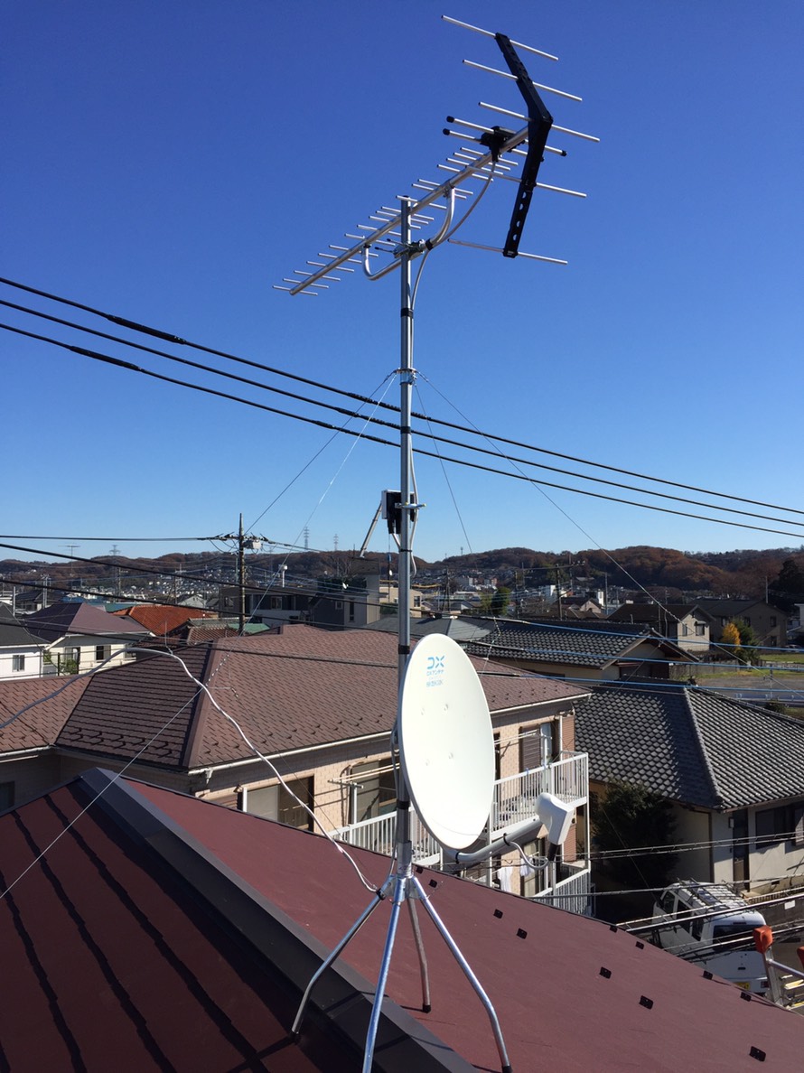 屋根上設置したUHFアンテナとBS/CSアンテナ