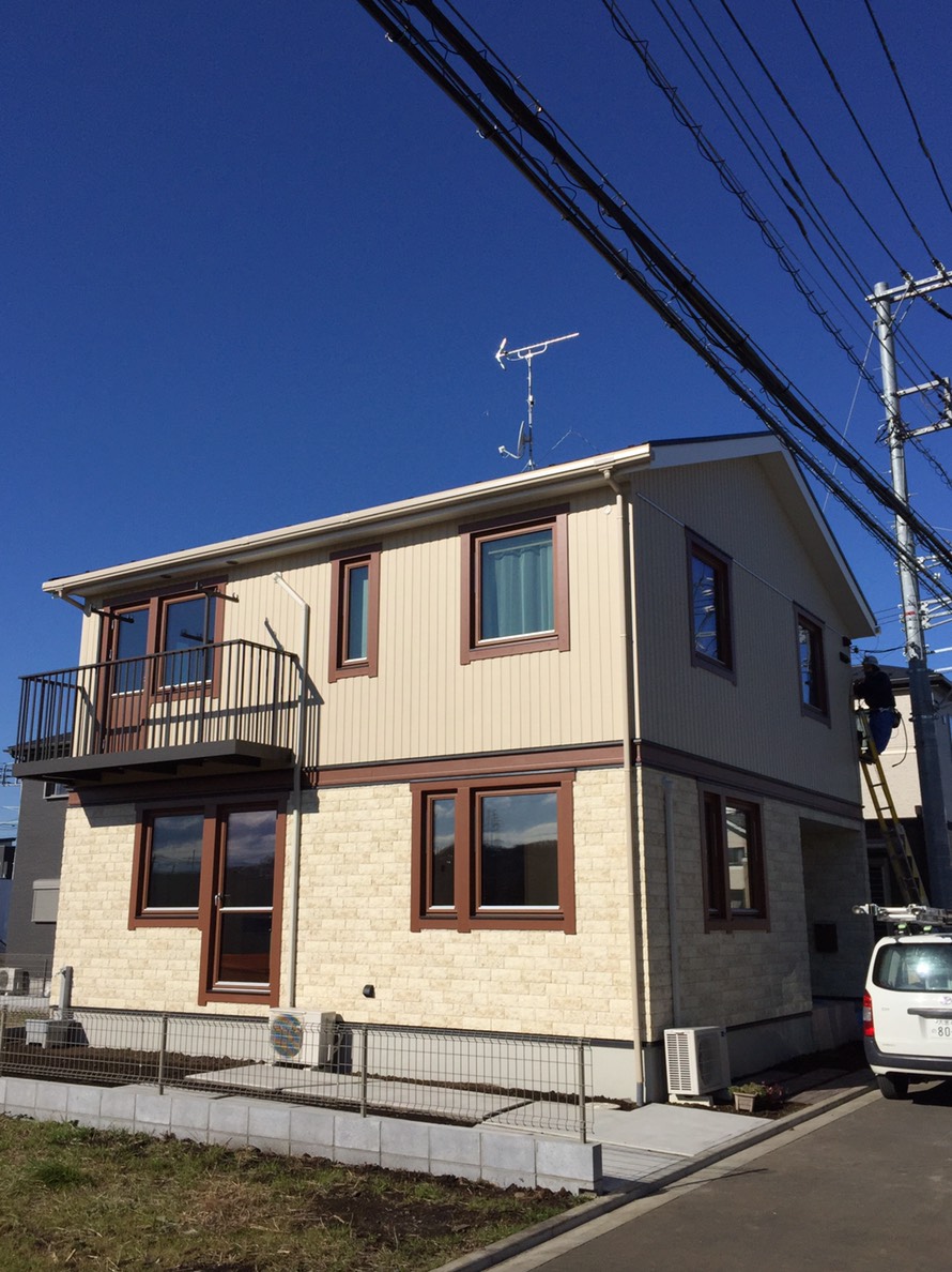 UHFアンテナとBS/CSアンテナを屋根上に設置した戸建住宅