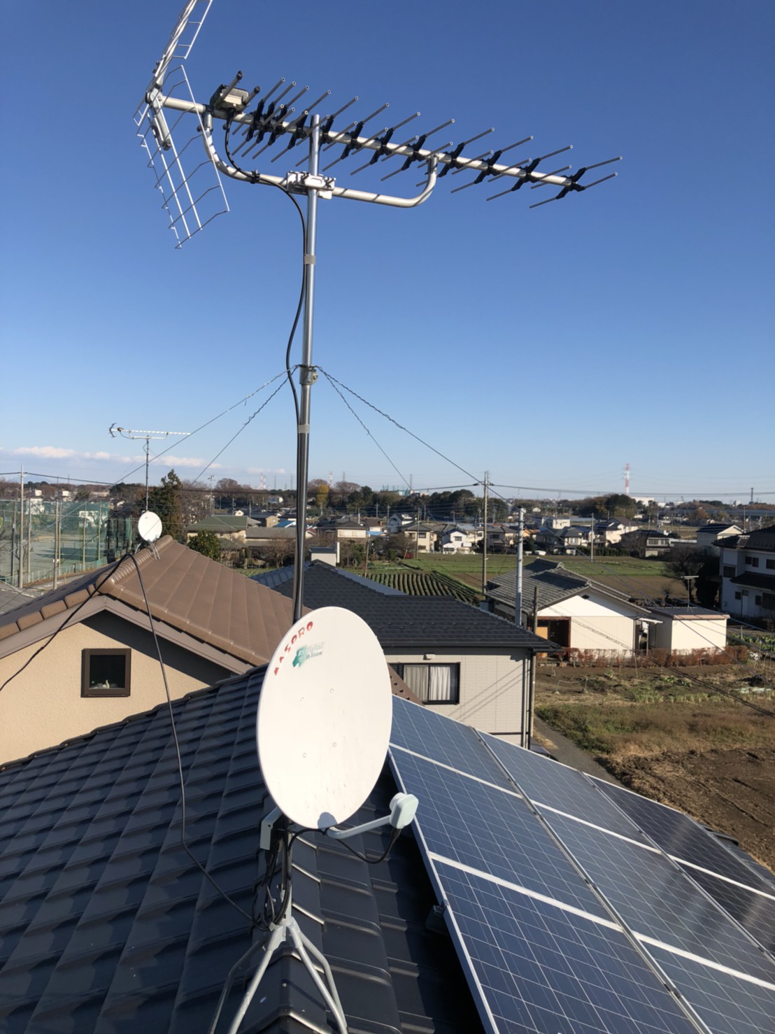 屋根上のパラスタックアンテナとBSアンテナ