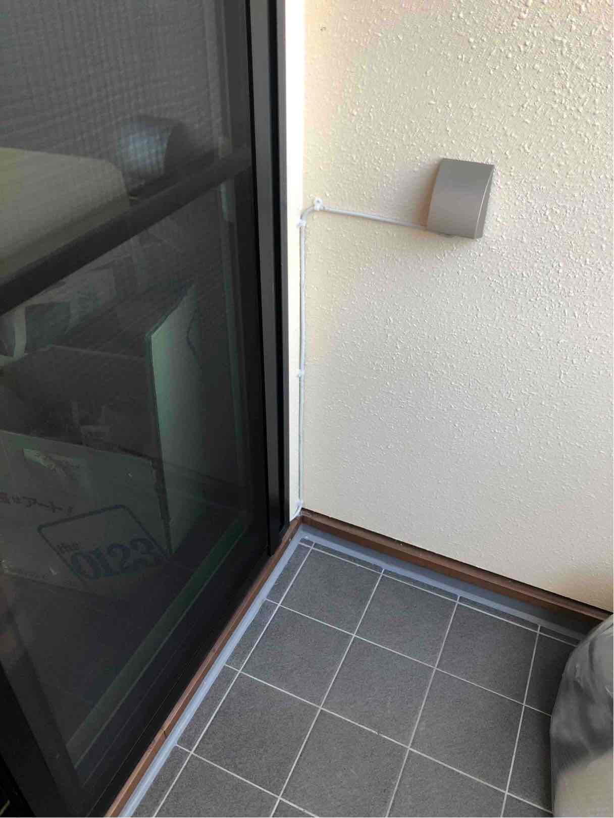 外壁に配線したアンテナケーブル