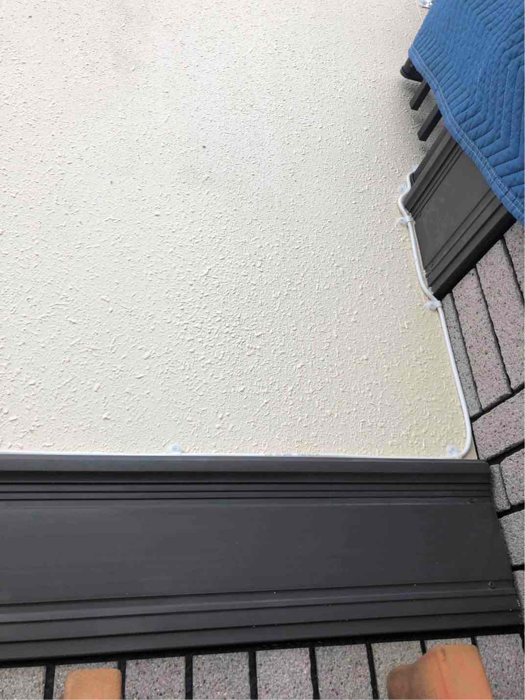 外壁に配線したアンテナケーブル