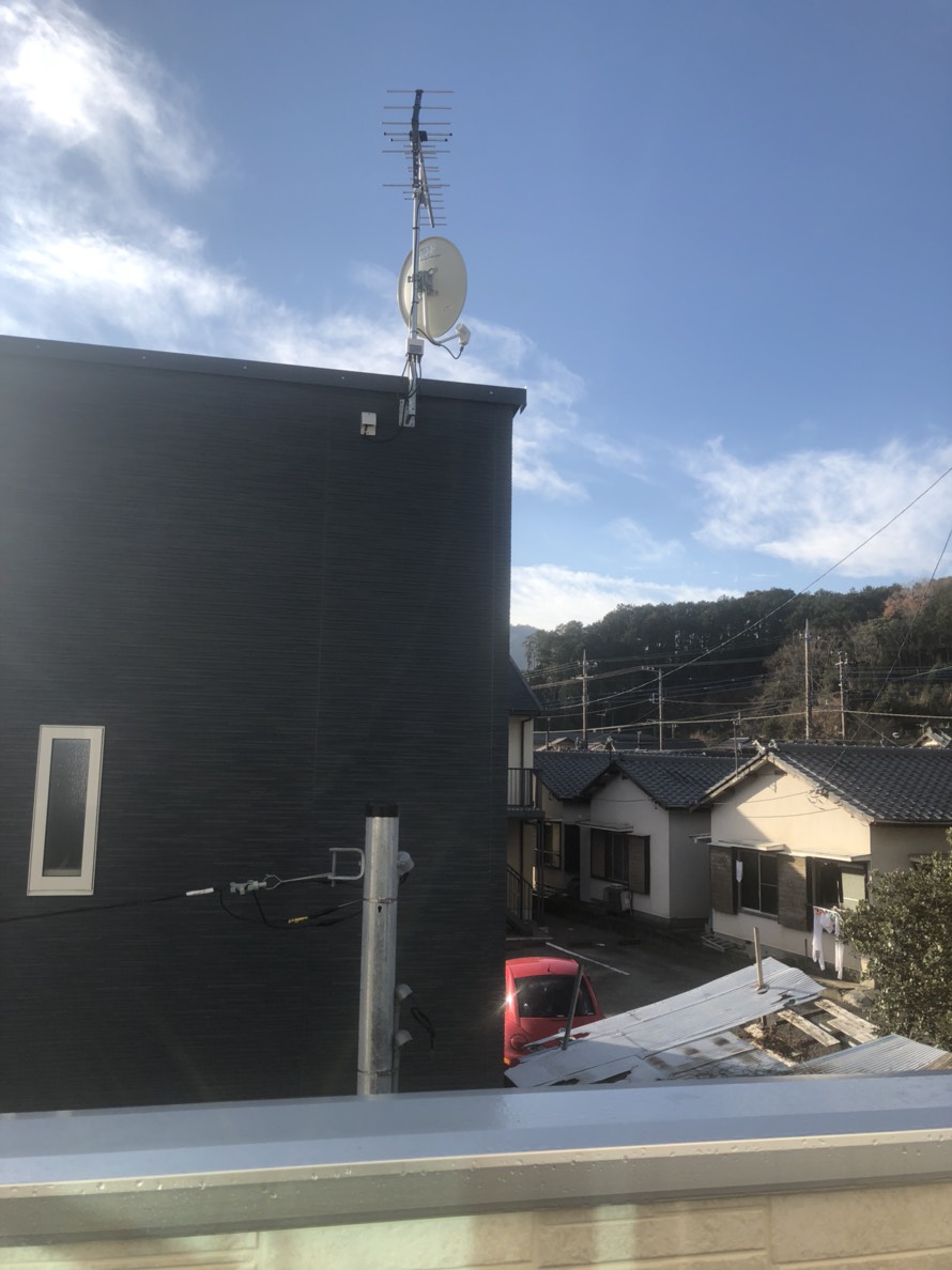 UHFアンテナとBS/CSアンテナを設置した戸建住宅