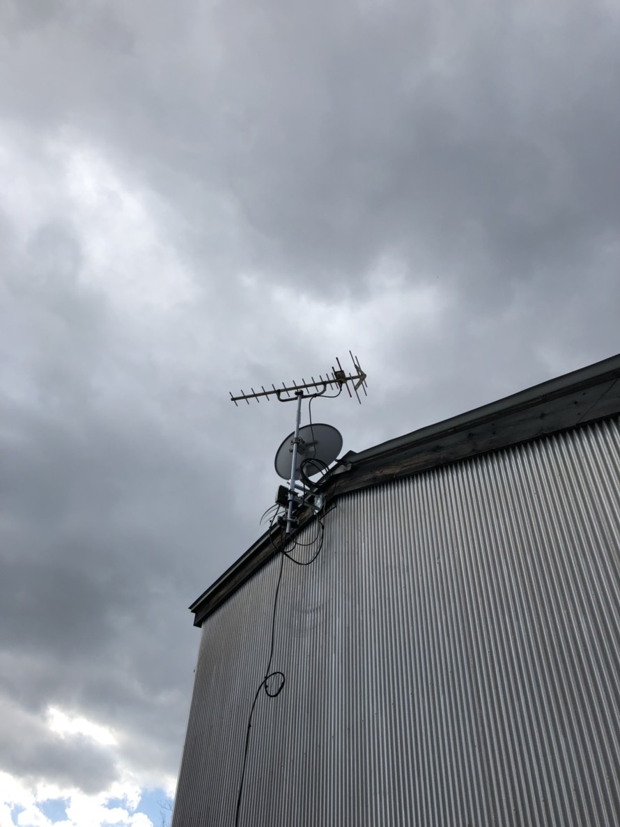 移設工事後のUHFアンテナとBSアンテナ