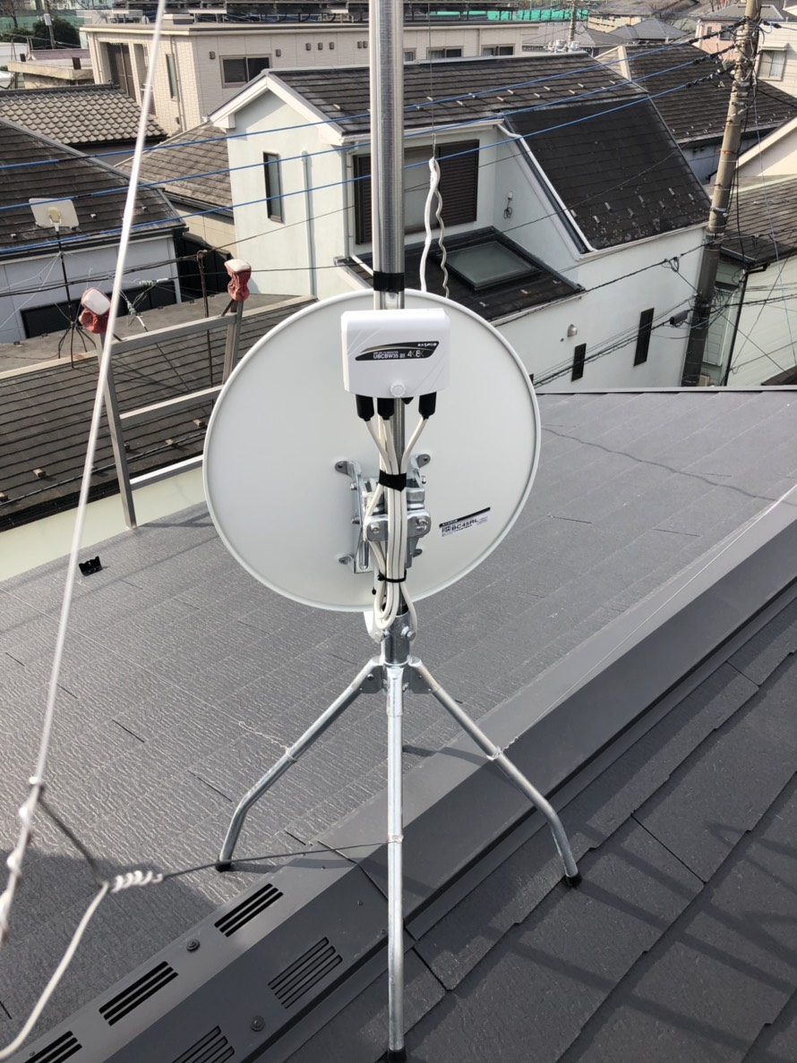 屋根上に設置したBS/CSアンテナ