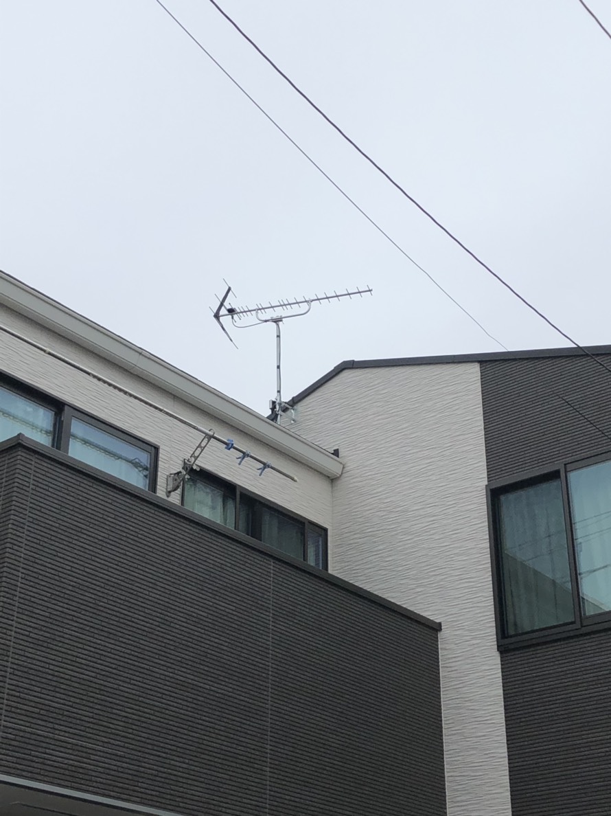 外壁に取り付けたUHFアンテナ