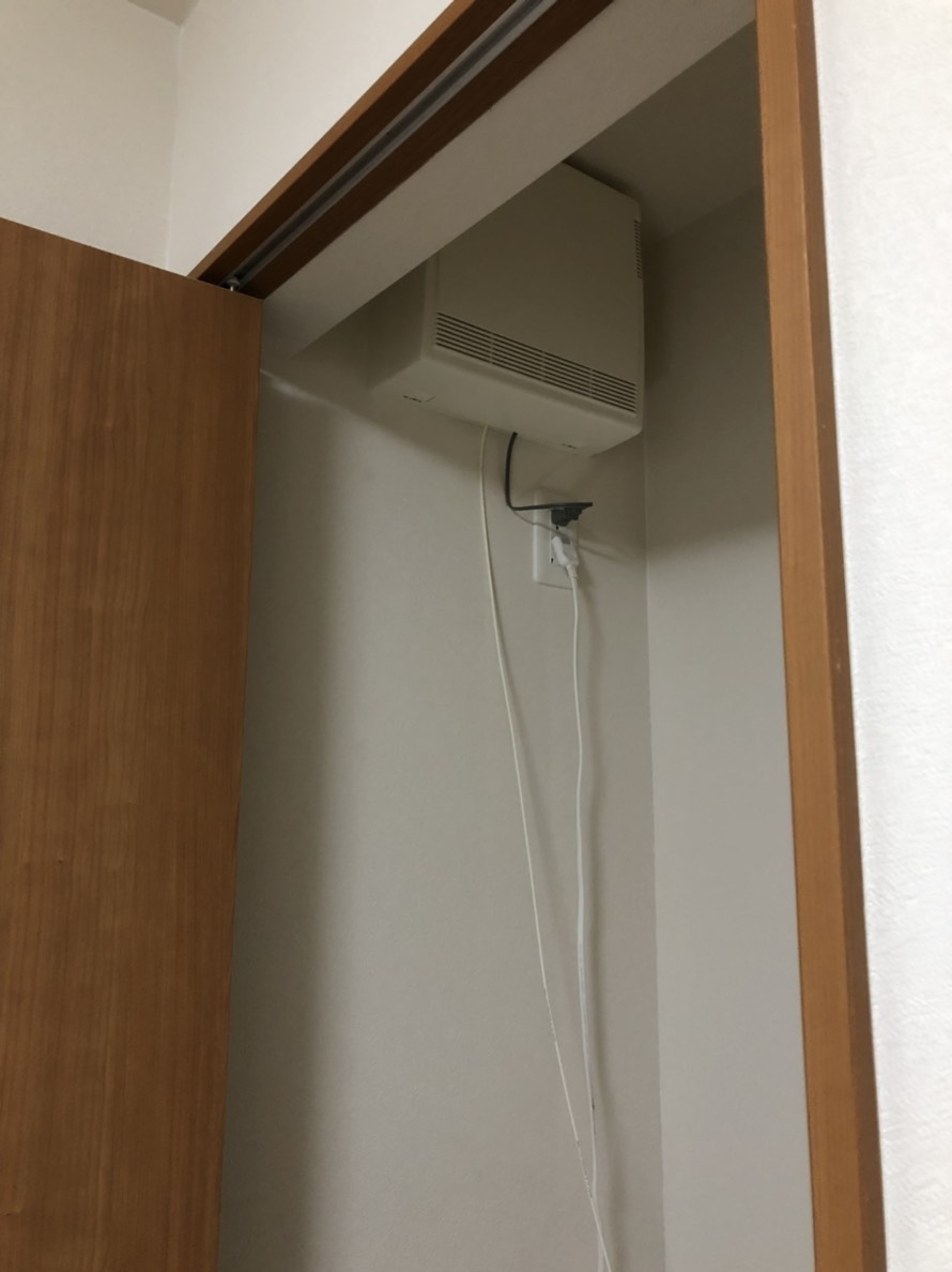 屋内の壁面に取り付けられたメディアボックス