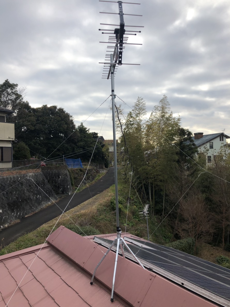 屋根上に設置したUHFアンテナ
