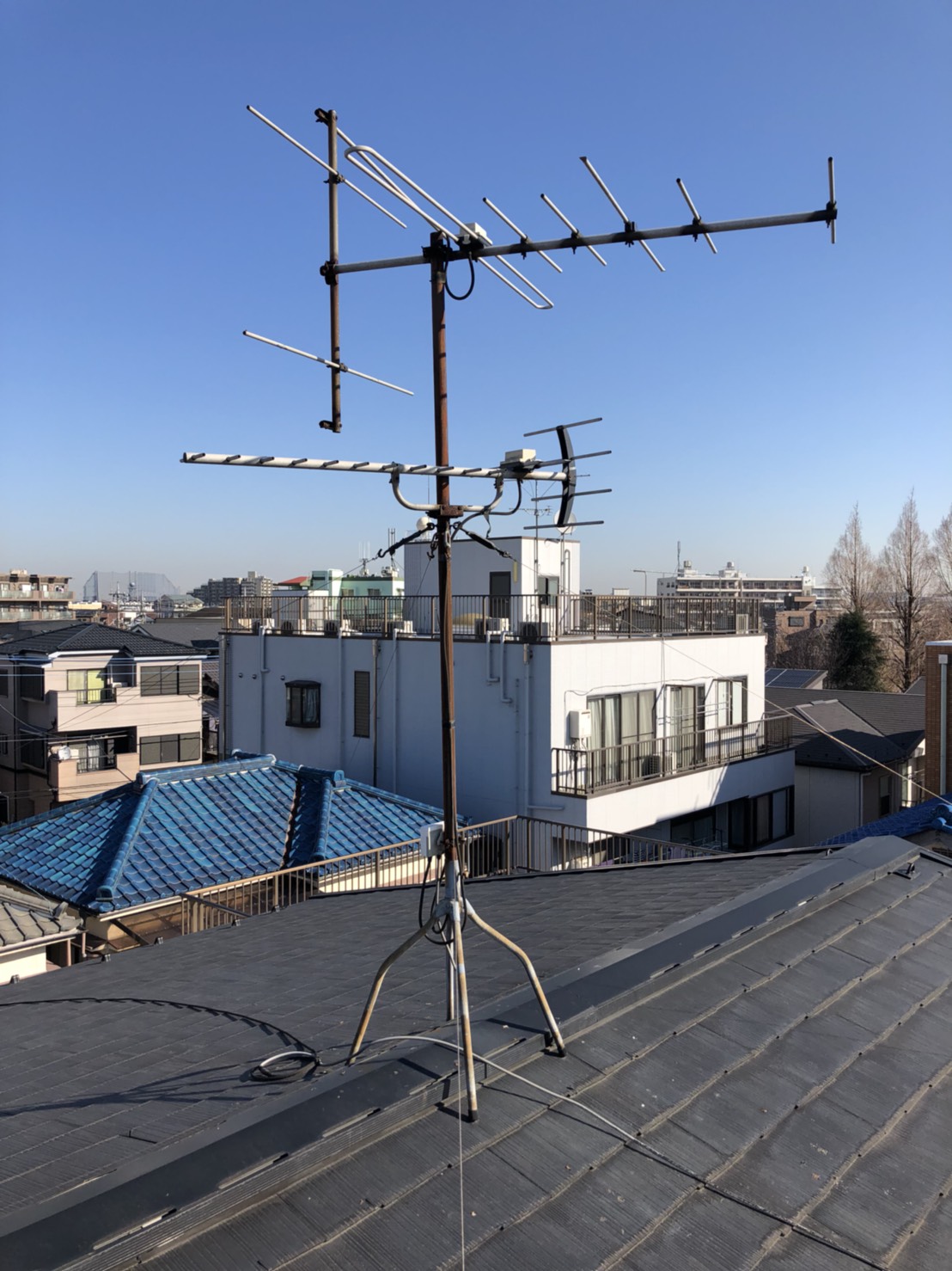 屋根上のVHFアンテナとUHFアンテナ