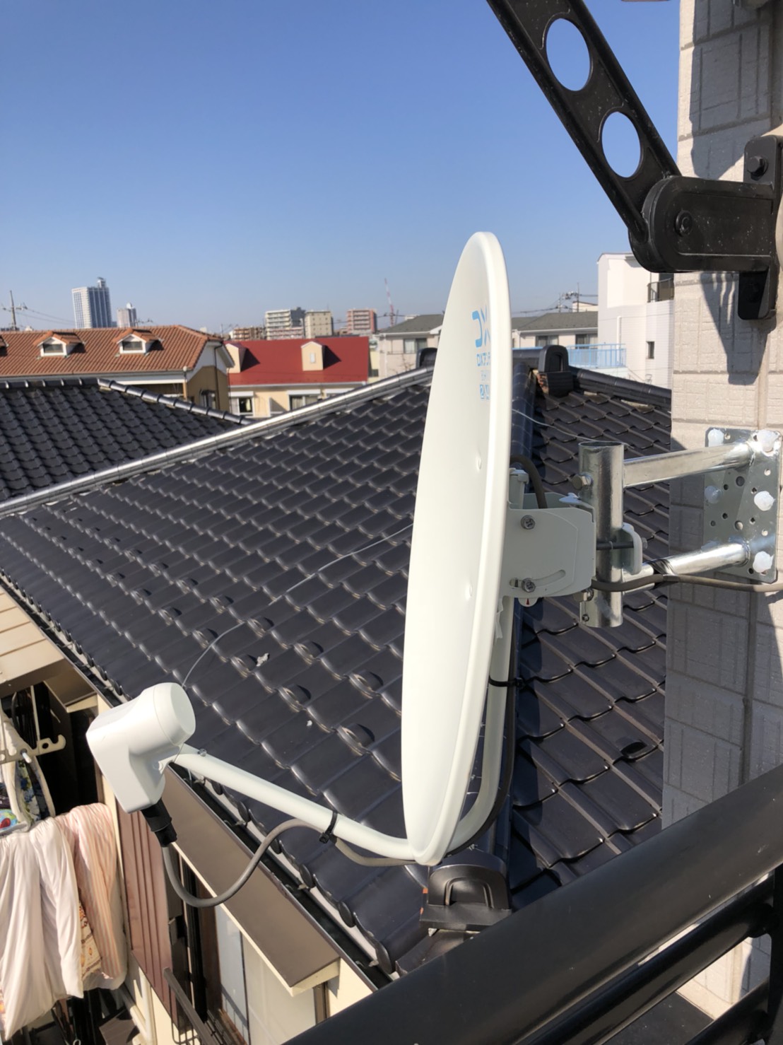 外壁に取り付けたBS/CSアンテナ