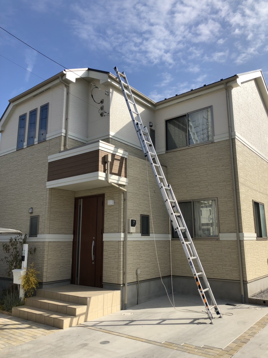 梯子を立てかけた戸建住宅
