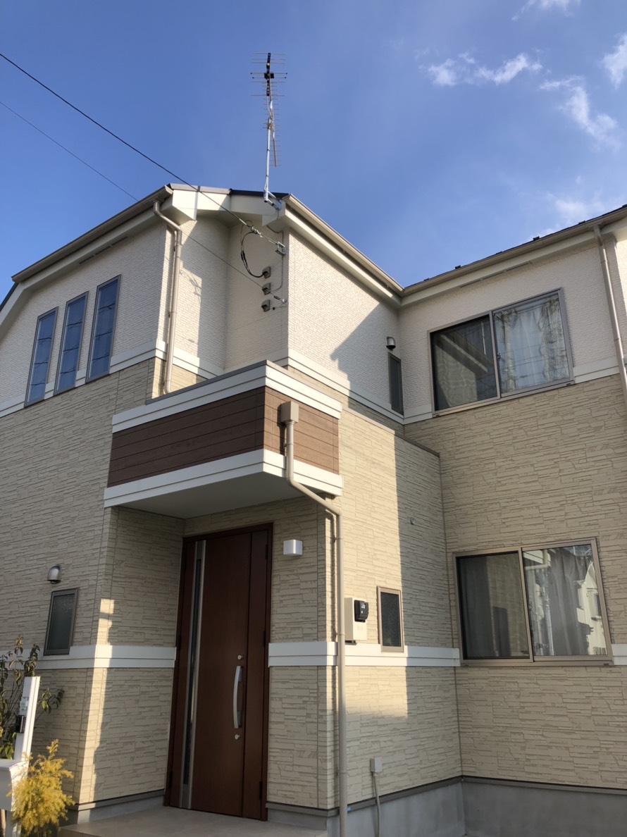 UHFアンテナを設置した戸建住宅