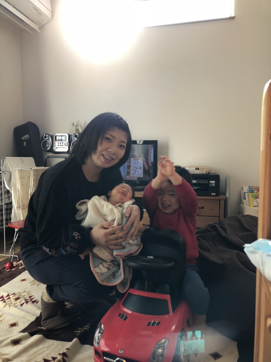 テレビの前で撮影に応じる親子