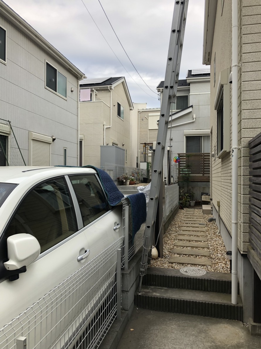 戸建住宅に立てかけた梯子