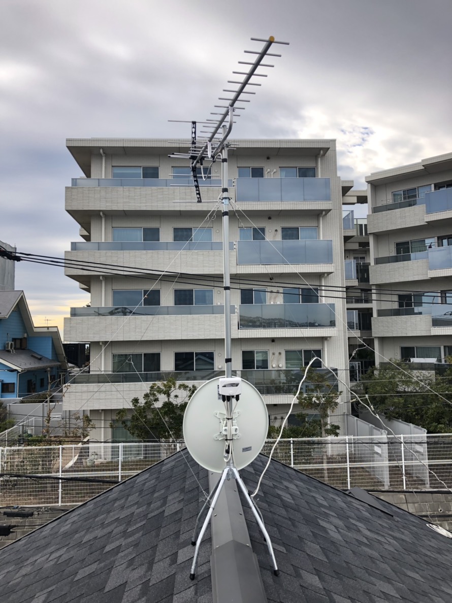 屋根上に設置したUHFアンテナとBS/CSアンテナ