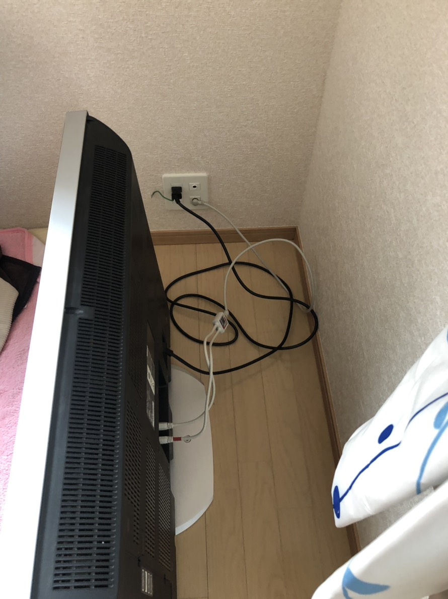 テレビ裏の配線