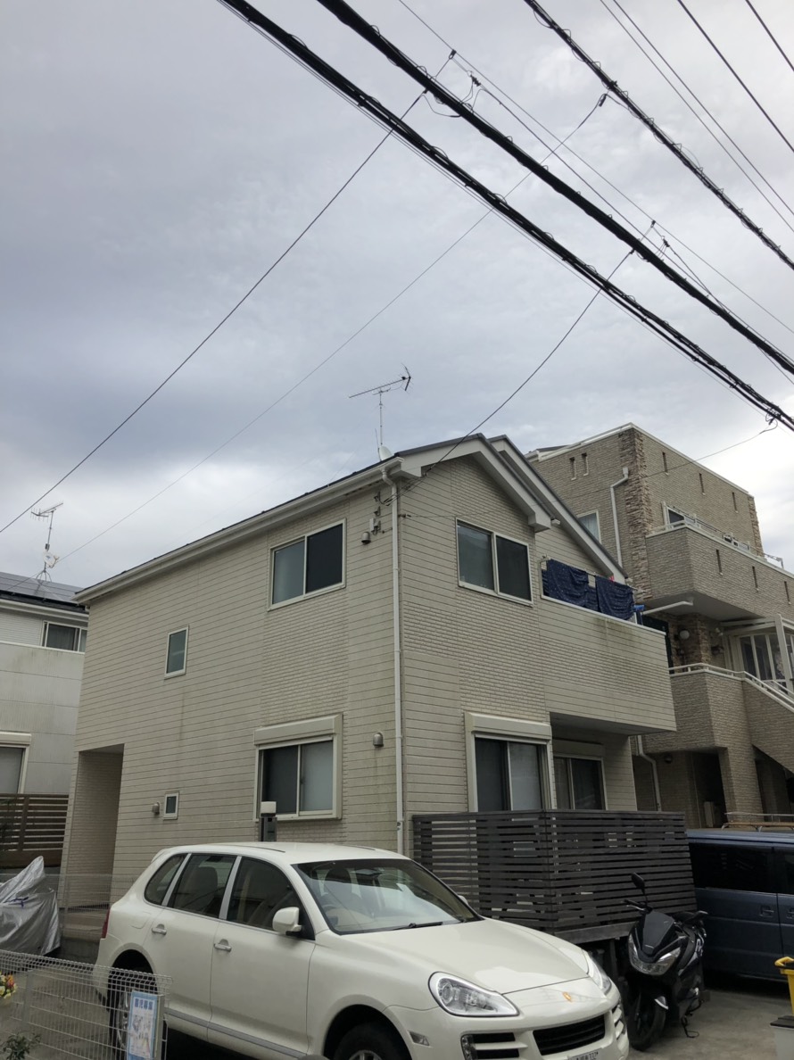UHFアンテナとBS/CSアンテナを屋根上に設置した戸建住宅