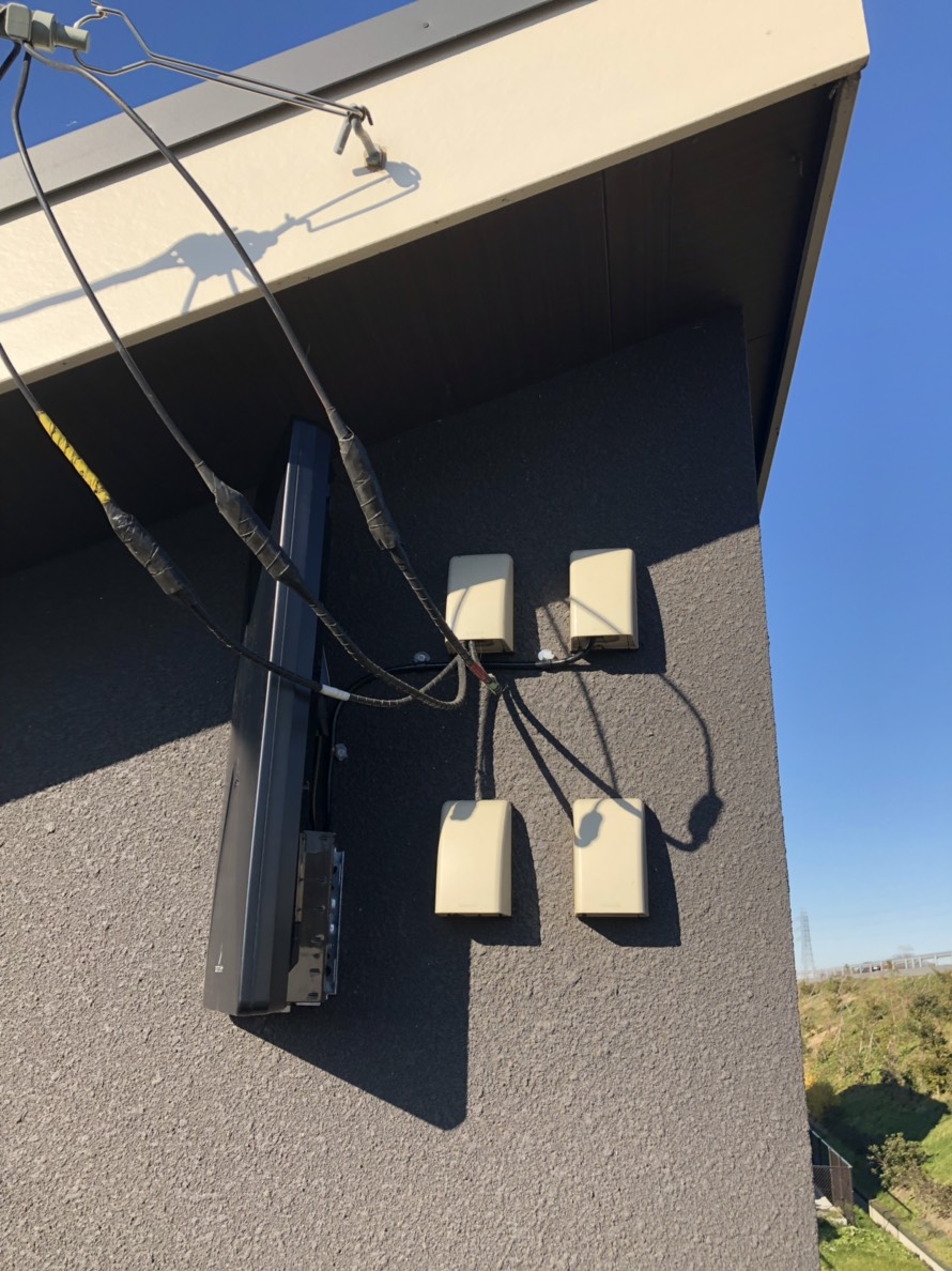 外壁に取り付けたデザインアンテナ