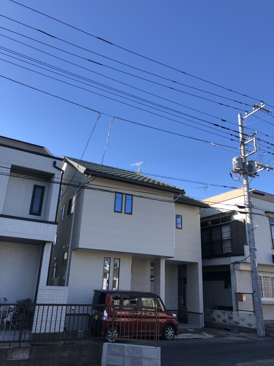 UHFアンテナとBS/CSアンテナを設置した戸建住宅