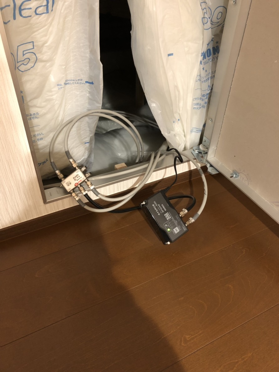点検口内の分波器とブースターの電源部
