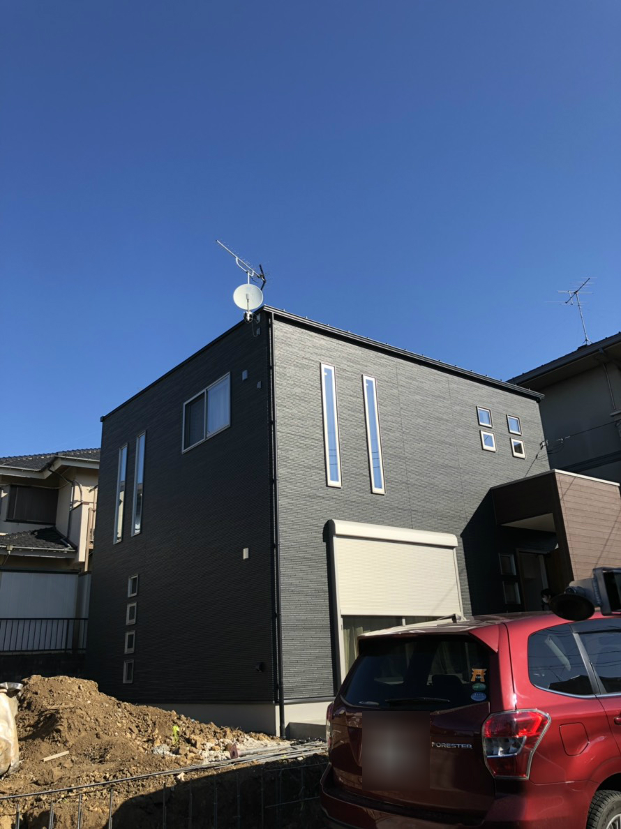 UHFアンテナとBS/CSアンテナを設置した戸建住宅