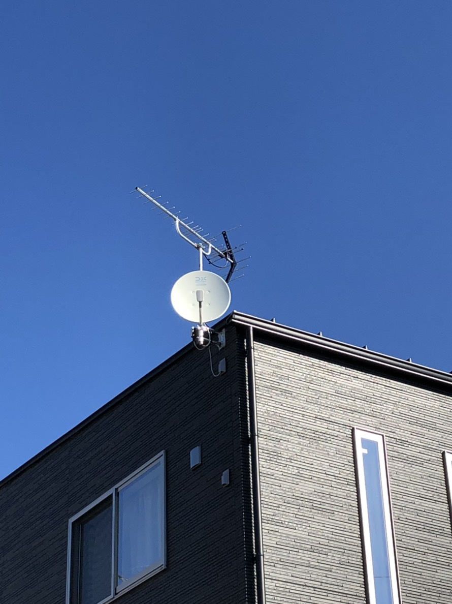 外壁に設置したUHFアンテナとBS/CSアンテナ